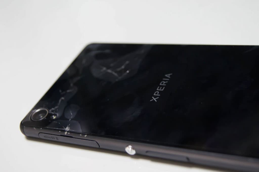 Sony Xperia Z3(SOL26)の背面ガラスが割れる…
