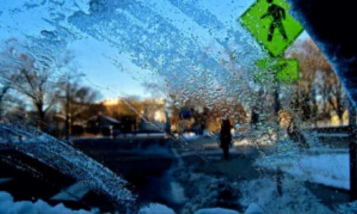 フロントガラスの凍結をお湯を使わずに簡単に溶かす裏技