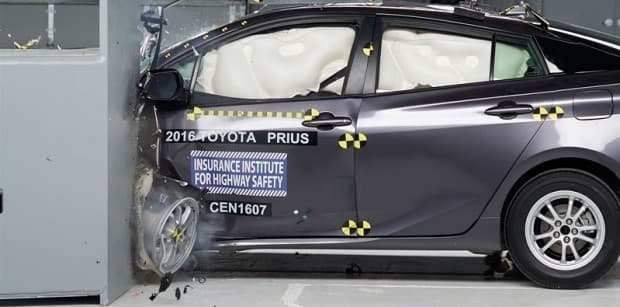 2015年モデルのトヨタ新型プリウスが衝撃安全性能で最高評価を獲得