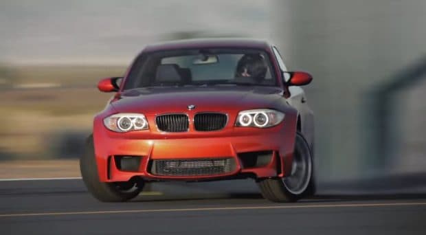 BMW 1Mでクルマのサイズぴったりのパネルをドリフトしながら駆け抜ける！