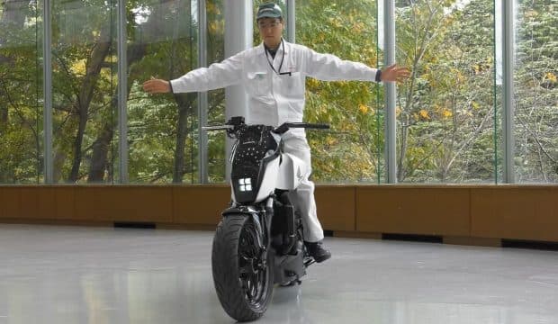 スタンドなしで自立・自律走行が可能なバイク「Honda Riding Assist」登場！