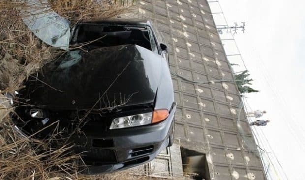 兵庫県三木市で22歳男性がR32 スカイラインGT-Rでフェンスを突き破り8m転落の事故！BNR32も運転手も重体