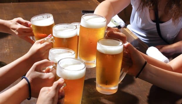 飲酒天国の日本で飲み放題禁止・酒類広告規制の動き！たばこの次は酒か