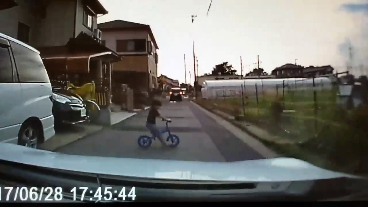 子供 飛び出し 自転車 事故