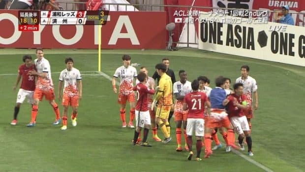 サッカー国際試合で韓国のベンチ選手がいきなり日本選手の顔面にエルボー！今回もドッタンバッタン大騒ぎ