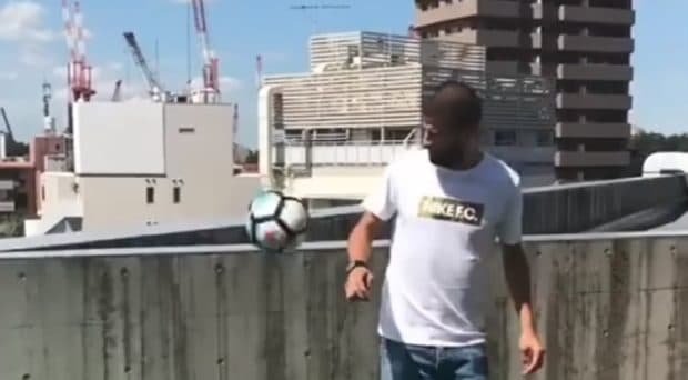FCバルセロナ ジェラール・ピケが東京のビルの屋上からボールを蹴り落とす