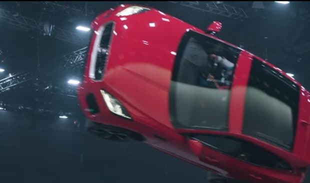 ジャガー 新型SUVがギネス記録獲得！ついにクルマが空中で回転する時代に