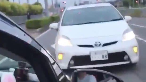 愛知県豊田市で公道をバックで爆走するプリウスが出現！オコナー自動車教習所のテクニックだ！