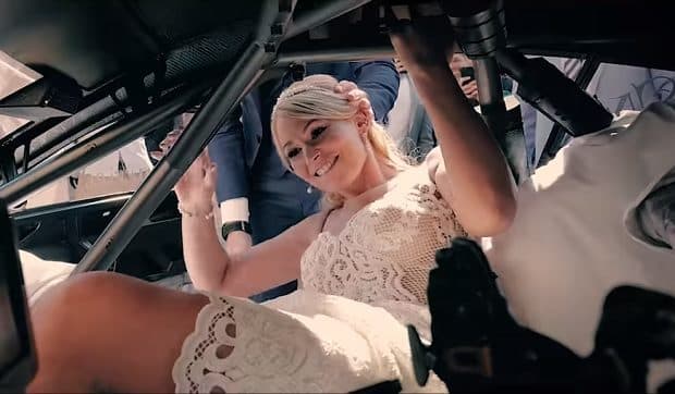 クルマ好きの憧れ！レーシングカーに乗って結婚式を挙げるDTMドライバーの結婚式
