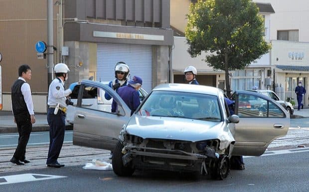 愛媛県松山市の市街地で暴走車と警察がカーチェイス！商店街や歩道を1時間も爆走