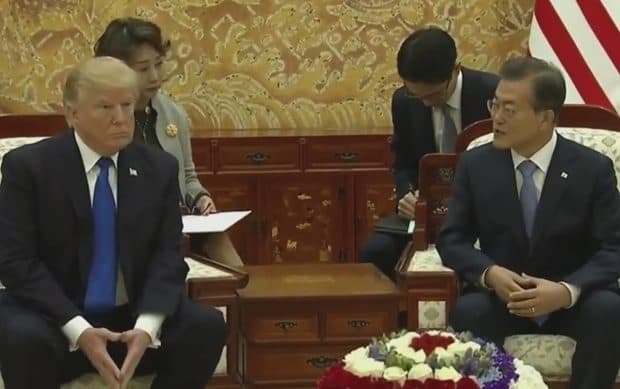 韓米首脳会談がわずか10分で終了…韓国大統領がトランプ大統領と握手しようとするも無視される