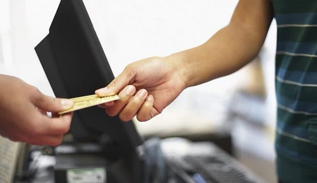 中年男性「クレジットカードを片手で受け取るな！」スーパーの女性従業員に2時間大声で怒鳴りつける