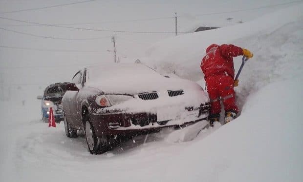 雪道運転のトラブル対処方法をJAFが解説！「新雪にはまってしまったら？」「車中泊で寒さをしのぐ対策は？」