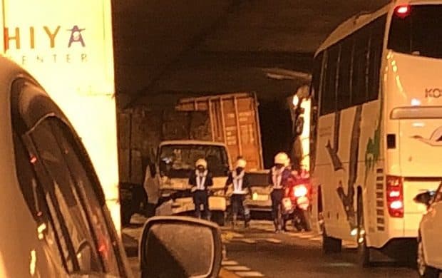 首都高・東京湾トンネル内でトラックなど5台が絡む事故！車両火災もあり通行止めで大渋滞