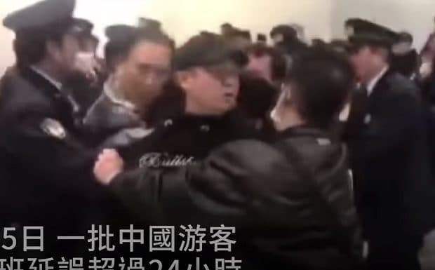 成田空港で中国人団体が大暴れ！中華国歌を歌ったり職員の女性を突き飛ばして逮捕される人も
