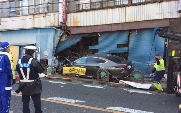 東京都白金で78歳男性が運転する車が男性をはねて店に特攻突っ込み！被害者は死亡
