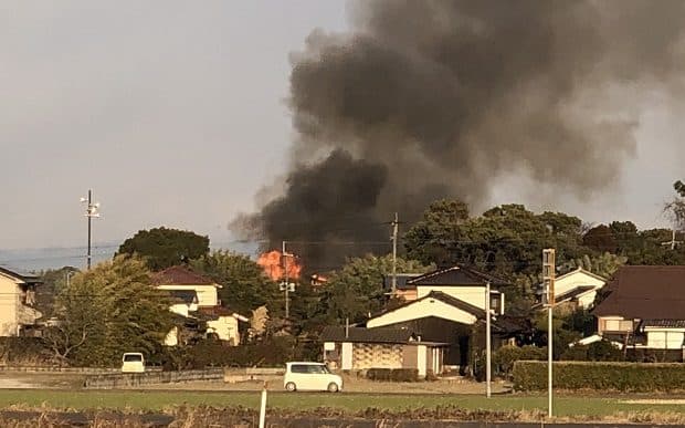 佐賀県神埼市の民家に自衛隊の攻撃ヘリ「AH-64 アパッチ」が墜落し火災