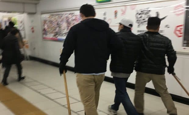 東京・新宿駅で刃物を持って暴れる男の情報が相次ぐ 駅構内で逃げる乗客パニックに