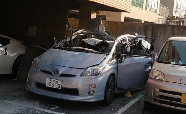 大阪府・南江口のマンション駐車場で「プリウス」が爆発！マンションが揺れて他のクルマもメチャクチャ