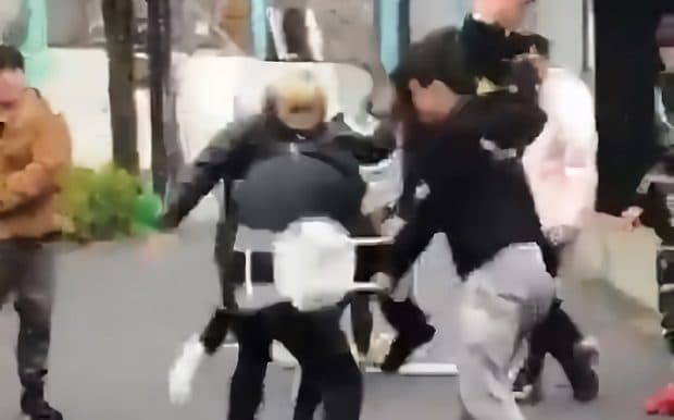 supreme渋谷店 中国人転売ヤー達が店員を集団暴行してパイプ椅子でフルスイング！