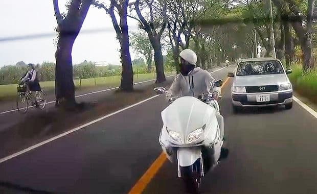 横浜市で女子校生をガン見して脇見運転のビクスクが前の車を当て逃げ ドラレコ映像公開