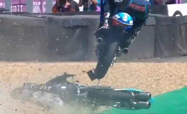 バイクレース「MotoGP」転倒したバイクの屍を飛び越えてスーパーセーブに成功した選手がスゴすぎる