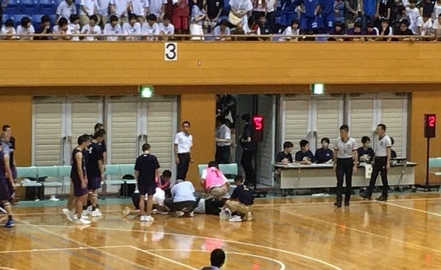 高校バスケットボール大会で延岡学園の留学生選手が審判をノックアウトする傷害事件 流血して担架で運ばれる