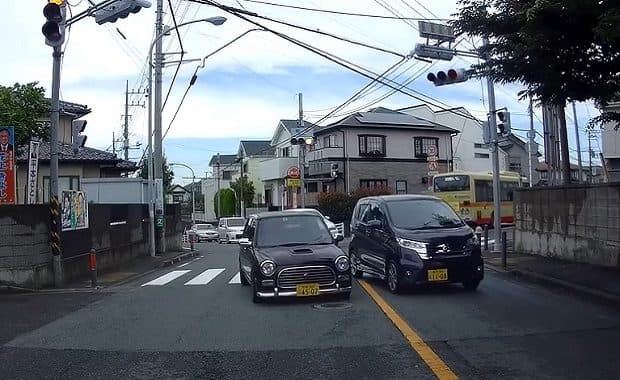 横浜市で危険すぎる暴走運転で「ダイハツ・ミラジーノ」が当て逃げ！警察「ナンバーだけで顔が見えないから動けない」
