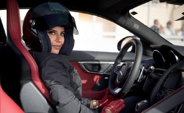 サウジアラビアで女性の自動車運転がついに解禁 初の運転でサウジ美女レーサーがジャガーとコラボ