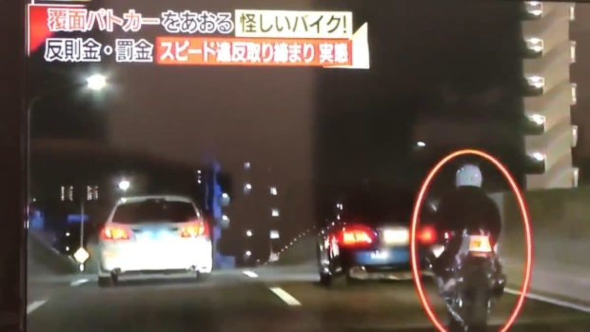 追越車線を走行車線のクルマと併走する覆面パトカー 後続車に煽られたと被害者ヅラ