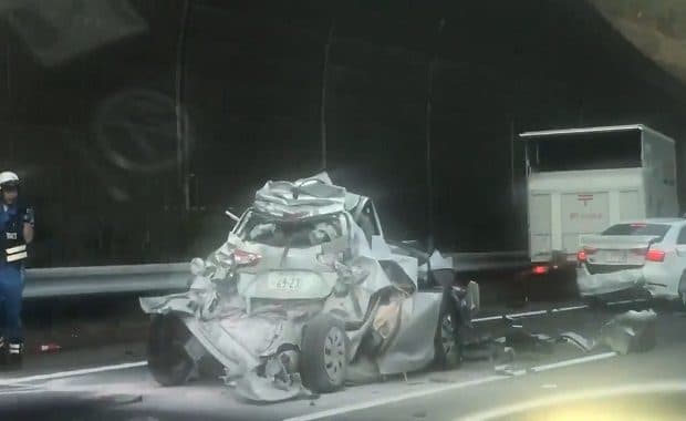 東名高速・厚木IC付近で大型トラック等6台が絡む事故 1人は意識なし