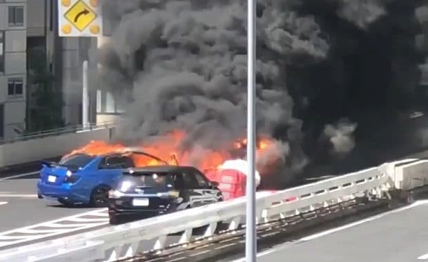首都高速1号上野線・上野出口でスポーツカーが事故で車両火災 「爆発音して黒煙上がる」
