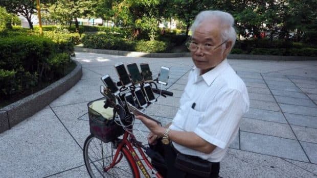 ポケモンGO 自転車に9台設置されたスマホでプレイするヘビーユーザー老人「あと4台追加する」