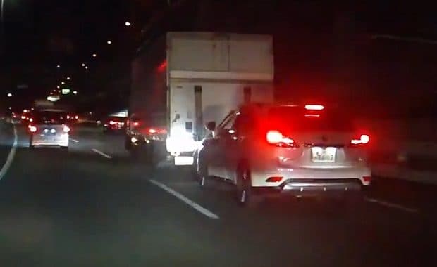 愛知県でNシステムを避けるために車間距離0で走る怪しいレクサス RXが目撃される 盗難車か