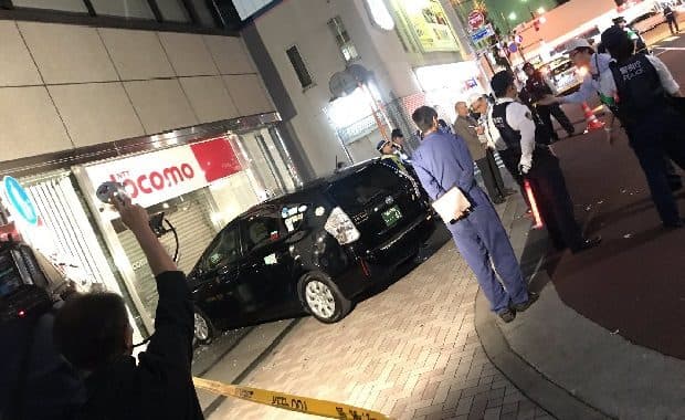 東京都港区「ドコモショップ 田町店」に「トヨタ・プリウスα」タクシーが突っ込み特攻する事故