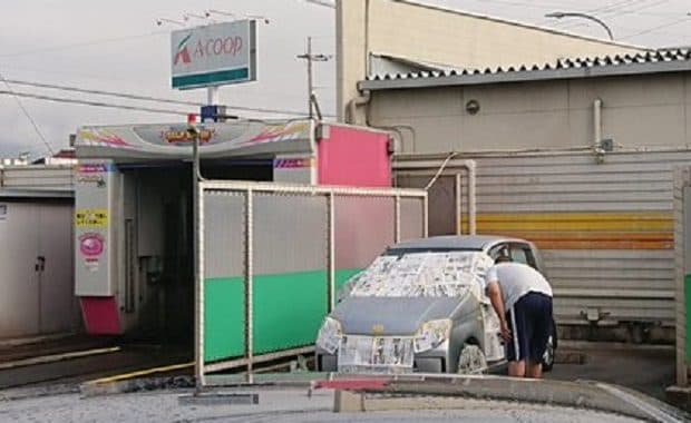 洗車場でスプレー塗装する軽自動車オーナーが目撃される 周りも迷惑で仕上がりもゴミになるだろ…