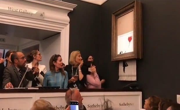 「バンクシー絵画」1.5億円で落札直後にシュレッダーが自動的に動き出してバラバラに裁断され自滅する