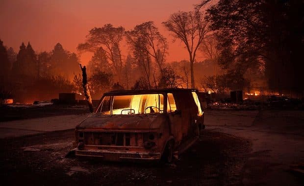 カリフォルニア山火事 まるで地獄の様な山火事から車で逃げる家族の映像がヤバすぎる