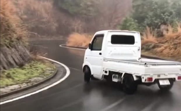 福岡県赤村の林道で軽トラに乗って危険なドリフト走行を繰り返しInstagramに投稿した会社員を書類送検