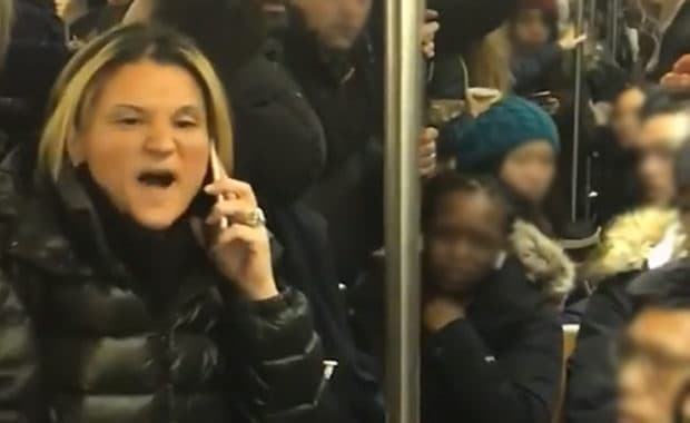 ニューヨーク地下鉄で白人女性がアジア系女性に差別用語使うと乗客達が一斉に大激怒！その後逮捕される