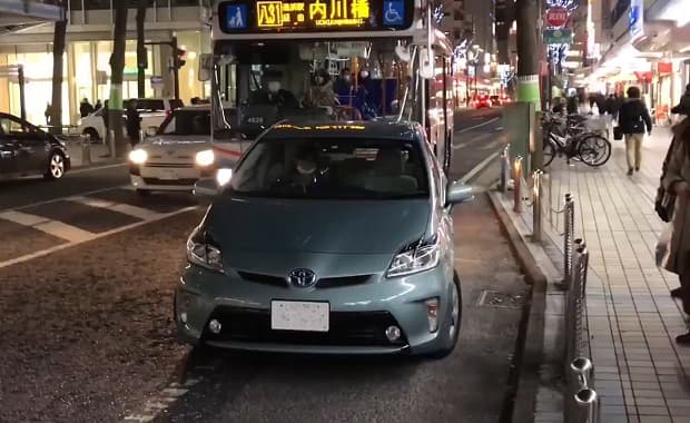横須賀市のバス停にDQN路駐する「トヨタ・プリウス」路線バスをガン無視して2分も待たせる自己中おばさん