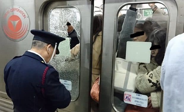 日本の満員電車 人が多すぎて電車の窓ガラスが割れる事故