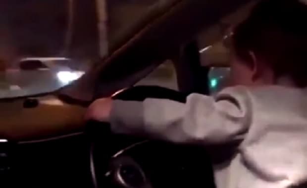 幼児にトヨタ・プリウスを公道で運転させている動画を投稿した親が炎上「ダイヤ運転しとんのカッコいい」