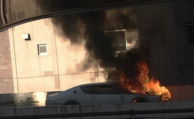首都高速都心環状線・日本橋付近で幻の希少車「日産 ケンメリGT-R」が大炎上の車両火災