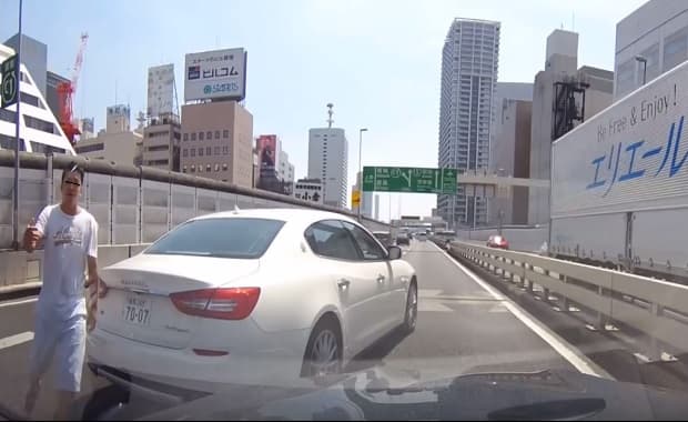 首都高速であおり運転後に強制停車させられたドラレコ動画！走行車線でレーンロックは危険すぎる