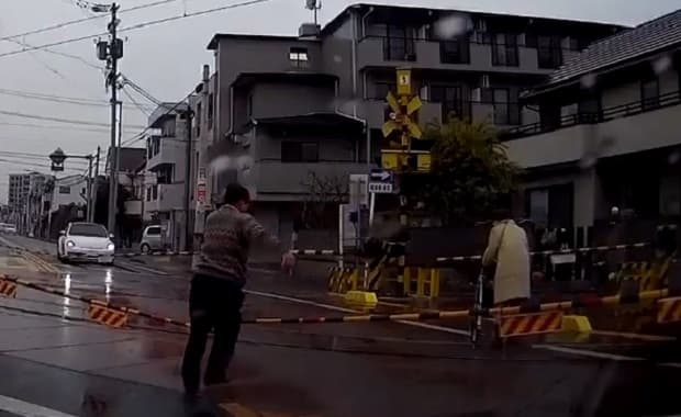 名古屋市で遮断機の下りた踏切に進入し立ち止まっている高齢者を間一髪で救った中年男性！勇気ある行動が素晴らしい