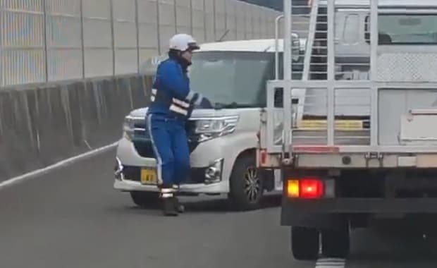 新東名高速道路で高齢者運転の軽自動車が大逆走！職員の制止を無視して跳ね飛ばす