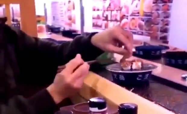 はま寿司で客がレーンに流れている寿司を素手で触り使用済みの箸でわさびをぶち込む動画が大炎上