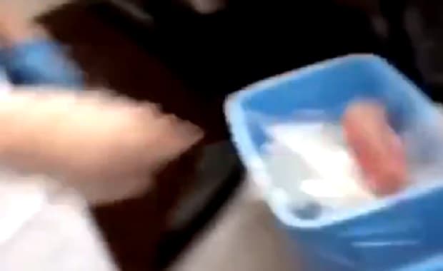 くら寿司の従業員が公開した動画が大炎上！食材の生魚をゴミ箱に投げ捨て笑顔で拾い再び調理