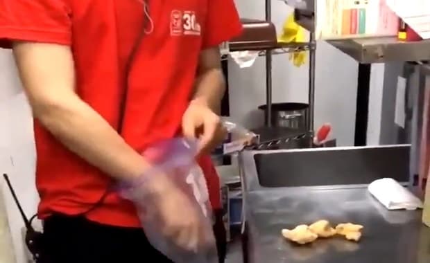 カラオケ店ビッグエコーの従業員がから揚げを床に擦り付けてフライヤーに入れ調理する動画を公開